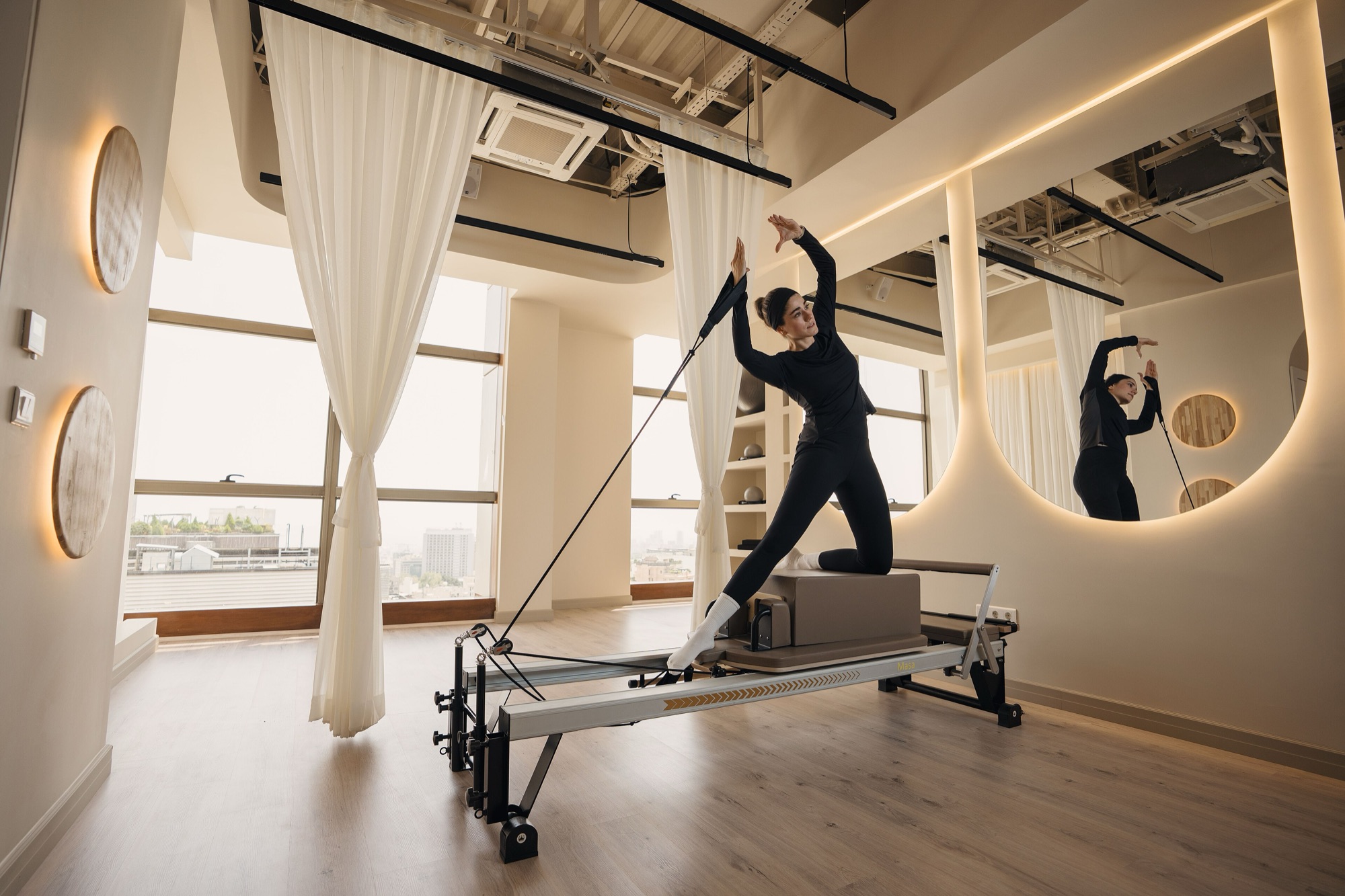 Estudio de Pilates con reformer y torre